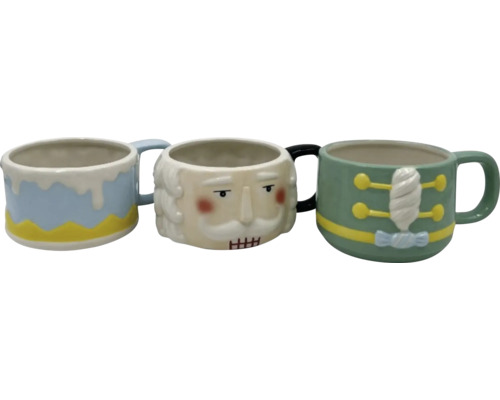 Tři dekorativní keramické hrnky s různými vzory.