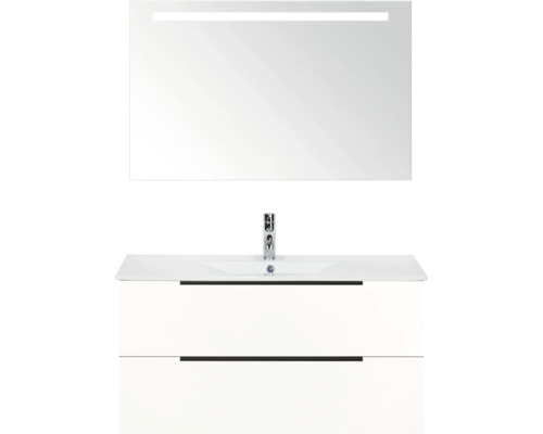 Koupelna s umyvadlovou skříňkou, umyvadlem a zrcadlem s osvětlením