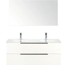 Bílé umyvadlo se dvěma umyvadly, bateriemi a zrcadlem do koupelny