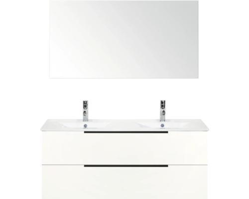 Bílé umyvadlo se dvěma umyvadly, bateriemi a zrcadlem do koupelny