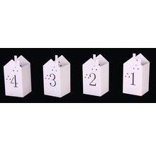 Čtyři číslované dárkové tašky ve tvaru domečku s motivem hvězdiček.