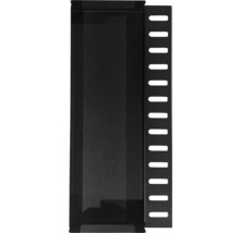 Černý panel serverové skříně se štěrbinami pro ventilaci