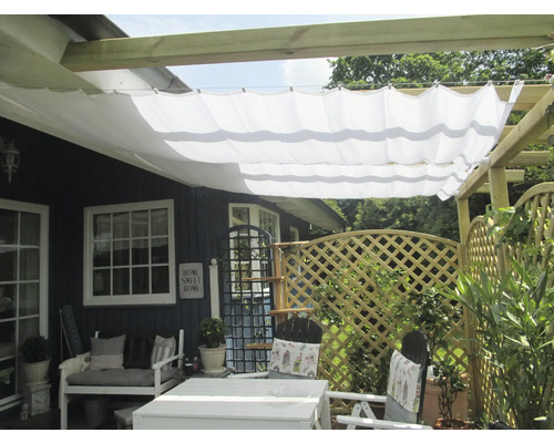 Terasa se sluneční plachtou, zahradním nábytkem a dřevěným plotem