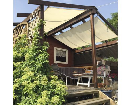 Zahradní altán se stíněním, rostlinami a zahradním nábytkem na dřevěné terase