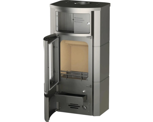 Krbová kamna s otevřenými dvířky.