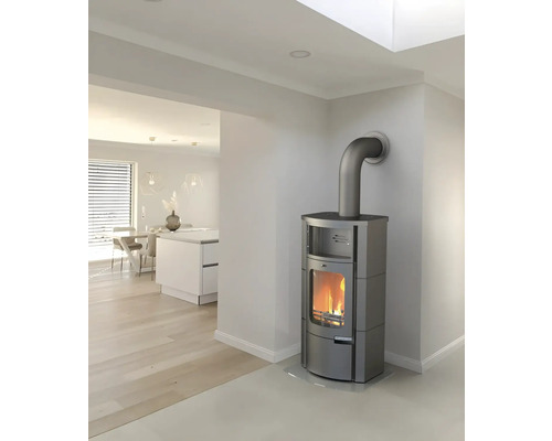 Šedá kamna s trubkou v světlém obývacím pokoji.