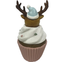 Dekorativní figurka cupcaku se sobem a vánoční čepicí