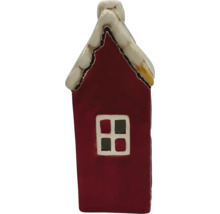 Dekorativní figurka domu se sněhem na střeše a oknem