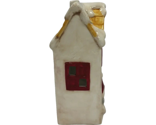 Dekorativní keramický dům se sněhem na střeše a komínem.