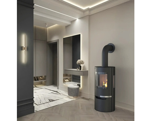 Elegantní interiér s kamny, zrcadlem a stoličkou v světlé místnosti.