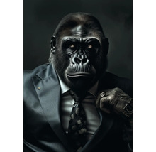 Gorila má na sobě oblek s kravatou, manžetový knoflíček, prsten a hodinky.