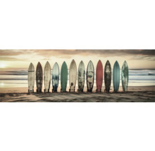 Řada surfovacích prken stojí na pláži.