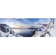 Panoramatický snímek Santorini s tradičními bílými domy a modrými kupolemi u moře