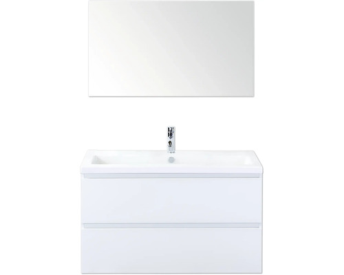 Bílé umyvadlo se zrcadlem a dvěma zásuvkami do koupelny