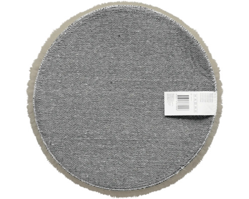 Kulatý koberec s etiketou na zadní straně