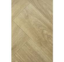 Světlá podlahová krytina ve vzoru rybí kosti