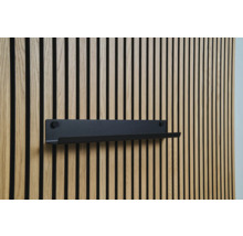 Dřevěný nástěnný panel s černou policí