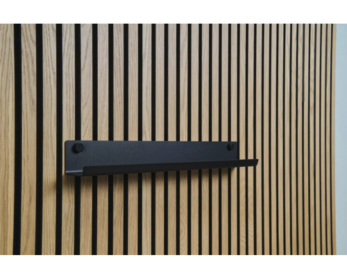 Dřevěný nástěnný panel s černou policí