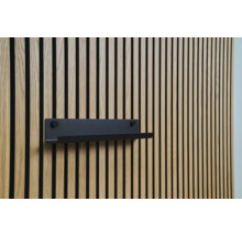Akustický panel s černou nástěnnou policí