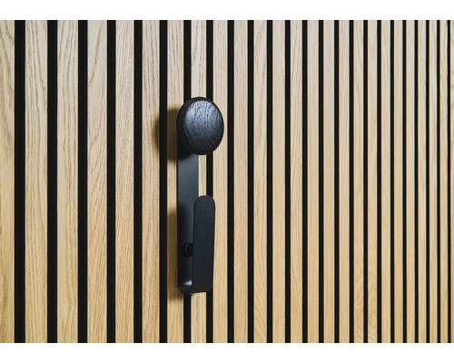 Dřevěný stěnový panel s černým věšákem na oblečení