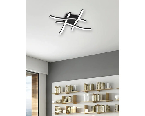 Moderní stropní svítidlo se zakřivenými LED pásky v obývacím pokoji.