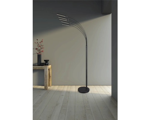 Stojací lampa s pěti světelnými rameny v obývacím pokoji