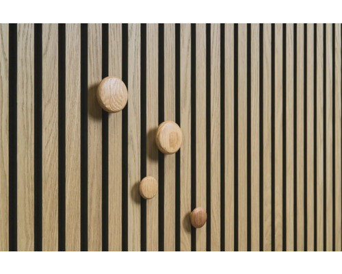 Dřevěný panel se čtyřmi kulatými dřevěnými háčky