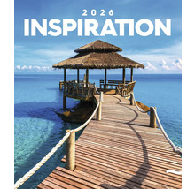 Inspirace 2026: Dřevěné molo vede k altánu se slámovou střechou na vodě.