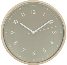 Kulaté nástěnné hodiny se světlým dřevěným rámem a ciferníkem