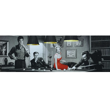 Černobílá fotografie scény s Elvisem Presleym, Marilyn Monroe, Humphrey Bogartem a Jamesem Deanem hrajícími kulečník