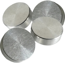 Čtyři kulaté kovové upevňovací prvky