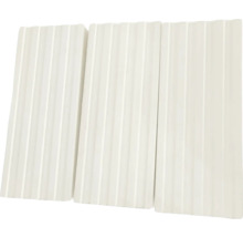 Tři bílé vroubkované desky