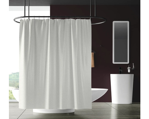 Moderní koupelna s vanou, umyvadlem, zrcadlem a sprchovým závěsem