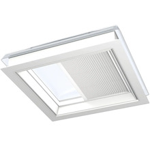 Střešní okno s částečně otevřenou plisovanou žaluzií pro ochranu proti slunci