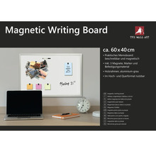 Magnetická psací tabule o rozměrech přibližně 60 x 40 centimetrů s dřevěným rámem a příslušenstvím na stole