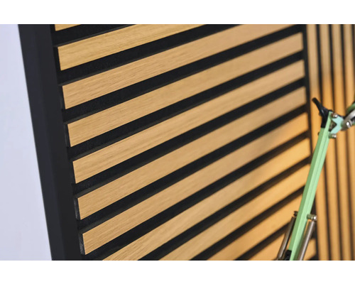 Akustický panel s dřevěnými lamelami pro pohlcování zvuku