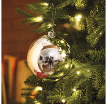 Vánoční koule na vánočním stromku s osvětlením