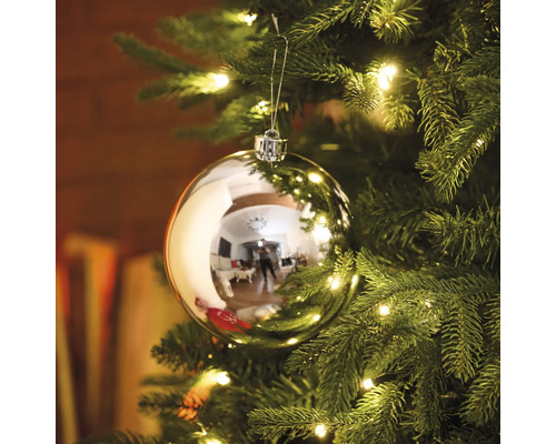 Vánoční koule na vánočním stromku s osvětlením