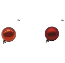 Osmnáct červených plastových vánočních koulí