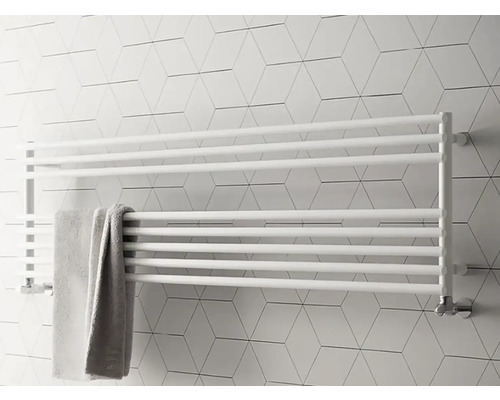 Designové topné těleso teplá voda 395 x 1200 x 101 mm připojení 1/2" dole oboustranně Ručník visí na bílém radiátoru v koupelně