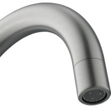 Detailní pohled na zahnutý kovový výtok vodovodní baterie.