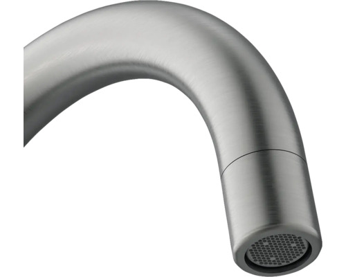 Detailní pohled na zahnutý kovový výtok vodovodní baterie.