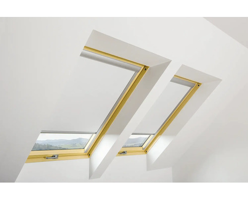 Dvě střešní okna se žaluziemi ve světlé místnosti.