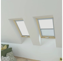 Dvě střešní okna s otevíracím oknem a roletou v podkrovním pokoji