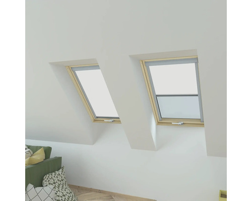 Dvě střešní okna s otevíracím oknem a roletou v podkrovním pokoji