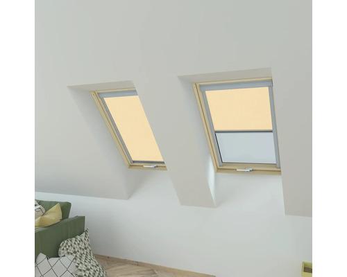 Dvě střešní okna s roletami v světlém podkrovním pokoji