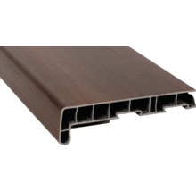 Plastový okenní parapet s dřevěným dekorem