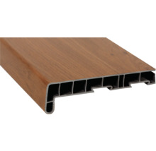 Plastový okenní parapet s dřevěným dekorem