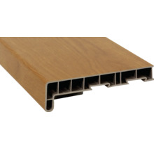 Plastový okenní parapet s dřevěným dekorem