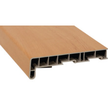 Plastový okenní parapet s dřevěným dekorem